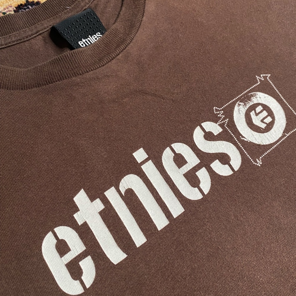 Y2K Etnies brown Tee